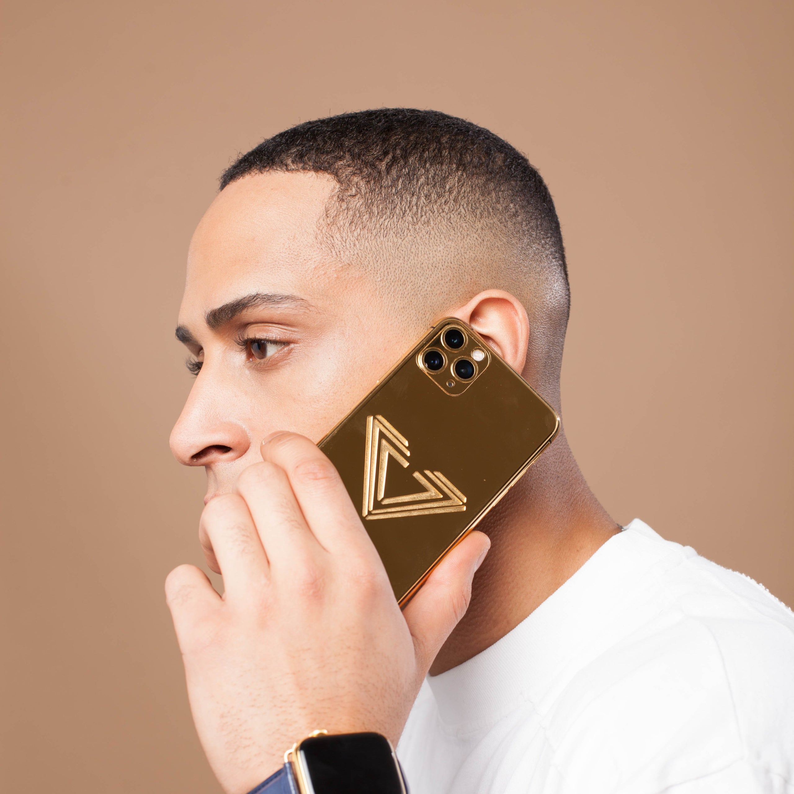 Lifestyle Photo Man Apple Watch and Aura iPhone